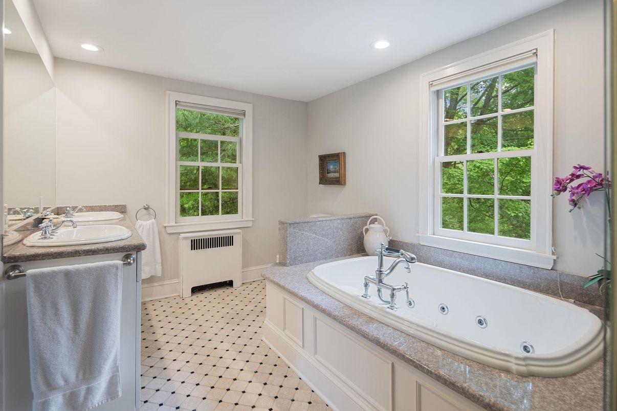 Bathroom, Dual Sink Vanities, Interior, Recessed Lighting