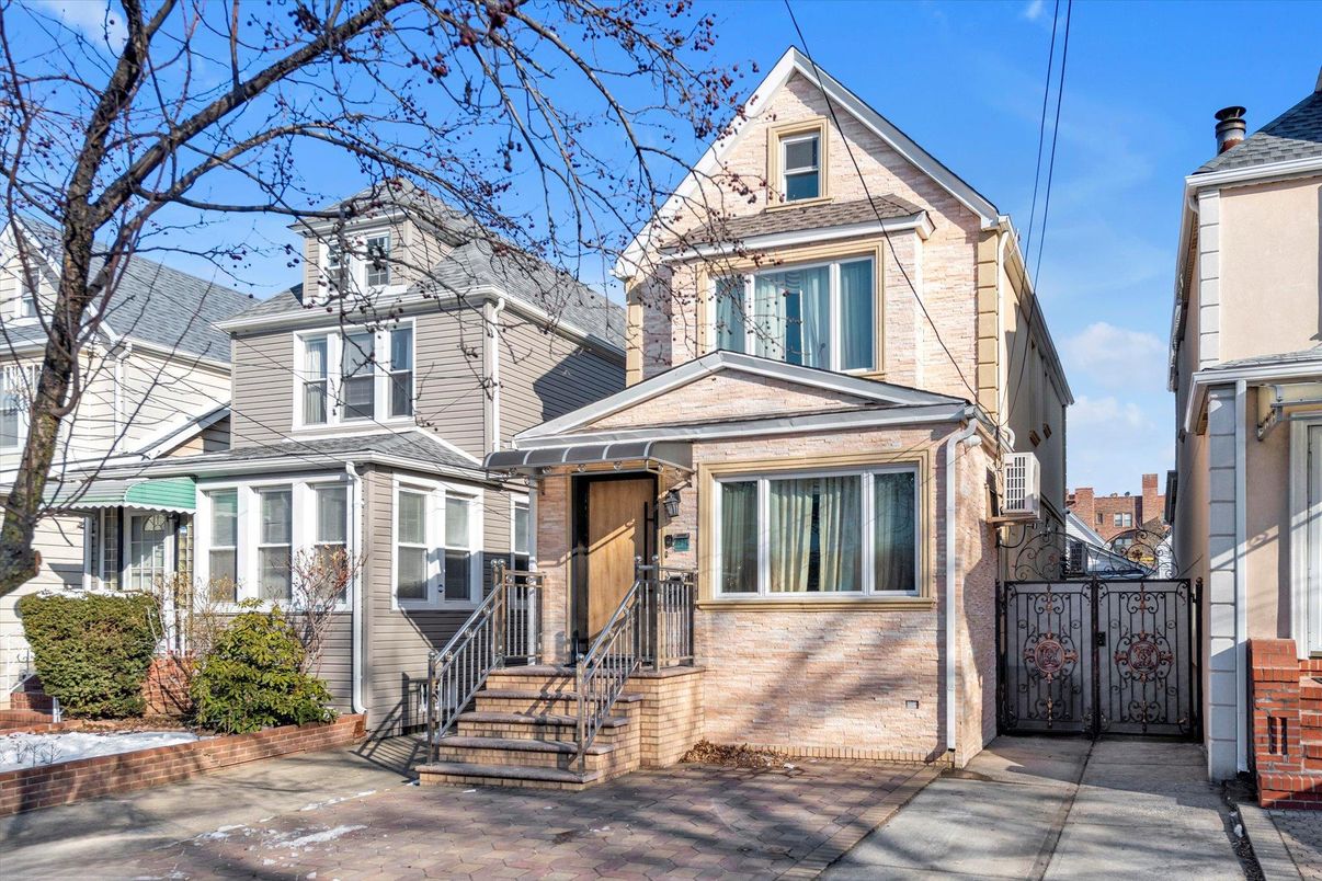 Exterior, Facade, Queen Anne Victorian