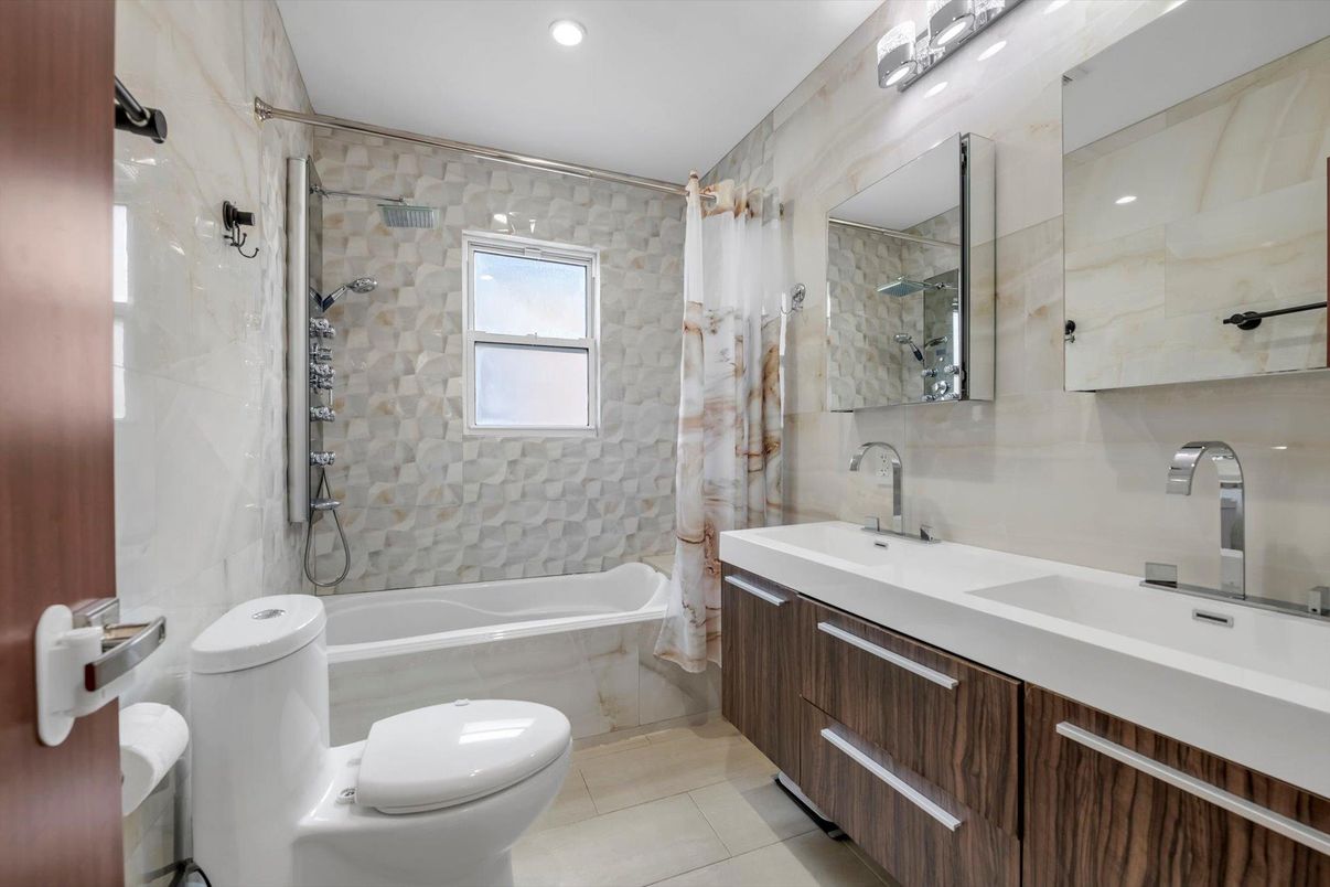 Bathroom, Interior, Recessed Lighting