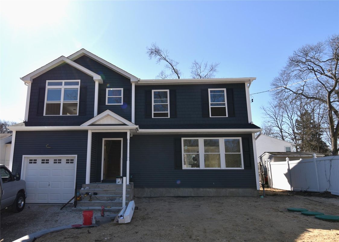 Attached, Exterior, Facade, American Craftsman