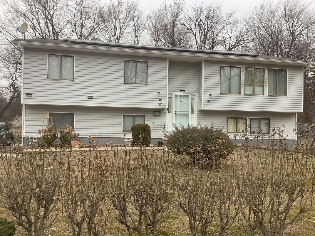 Exterior, Facade, Raised Ranch