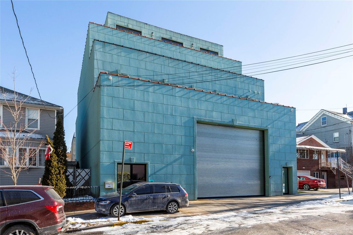 Exterior, Facade, Highrise