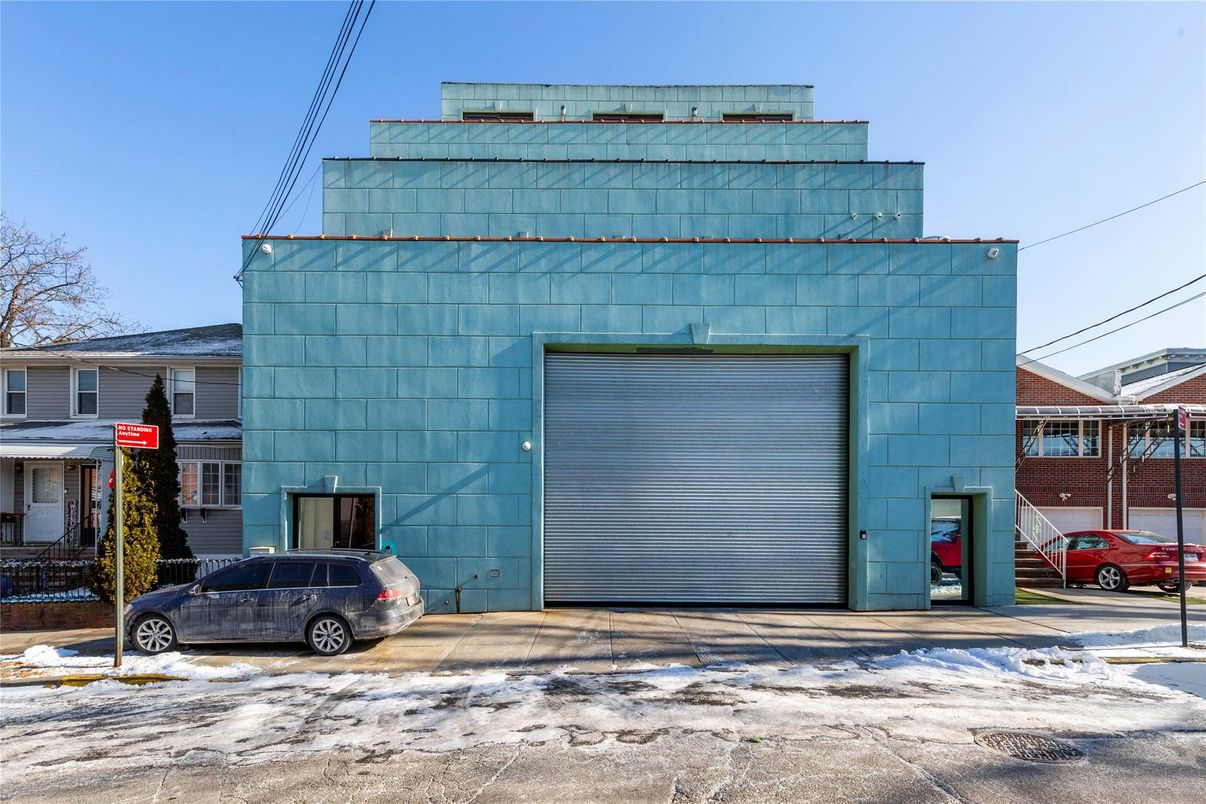 Exterior, Facade, Highrise