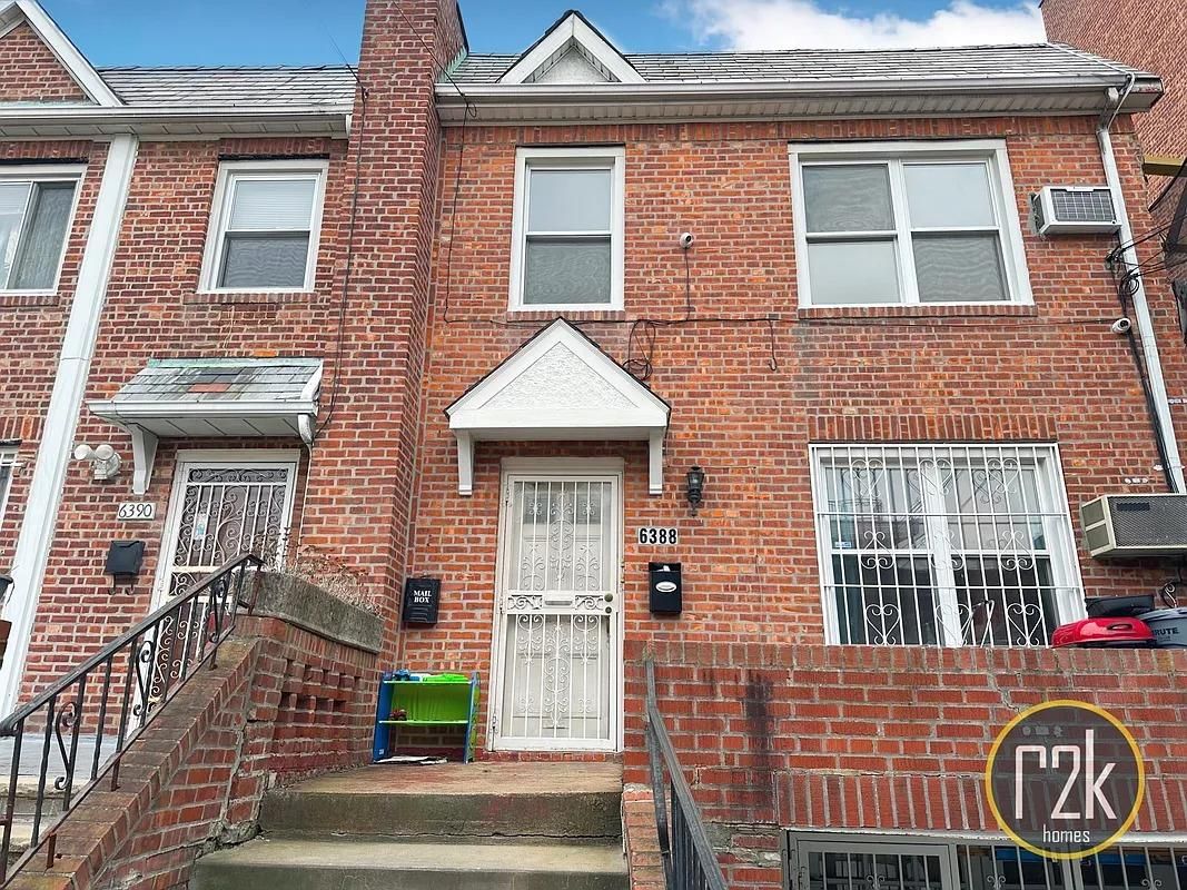 Exterior, Facade, Brick Facade, Rowhouse