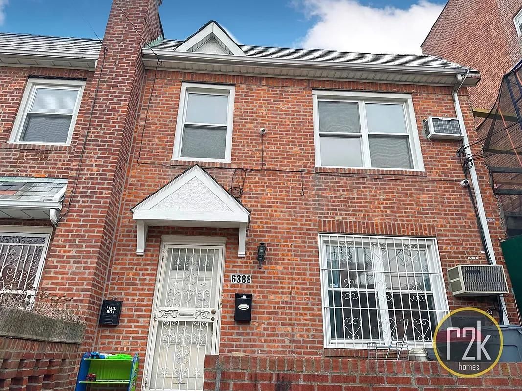 Exterior, Facade, Brick Facade, Rowhouse
