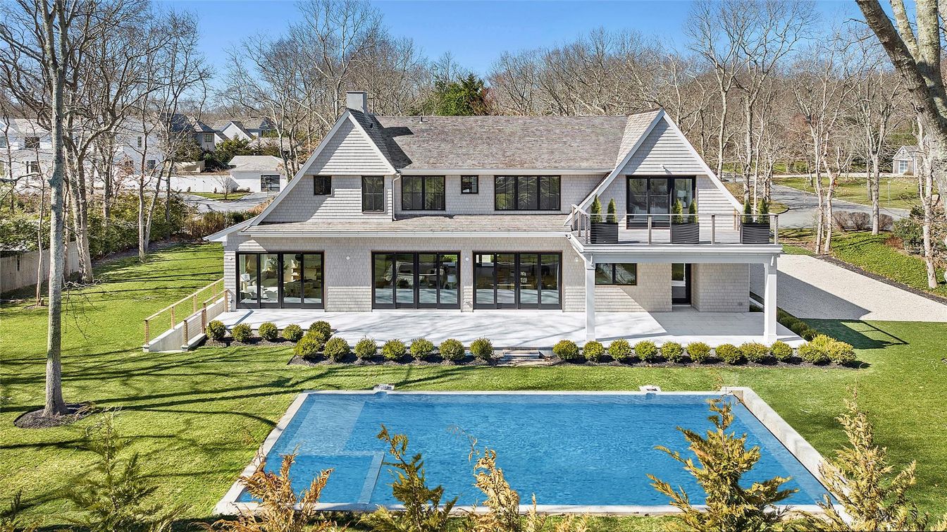 Exterior, Facade, Pool, Farmhouse