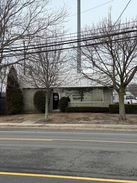 Exterior, Facade, Ranch