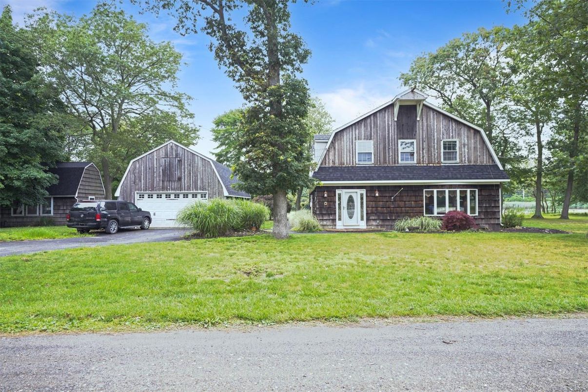Attached, Exterior, Facade, None