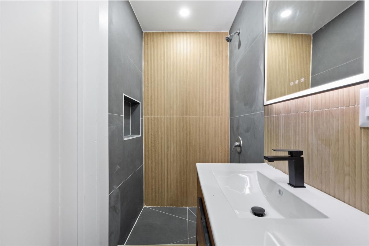 Bathroom, Interior, Recessed Lighting