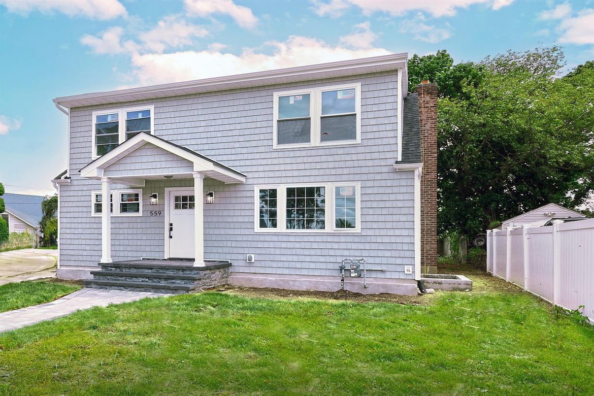 Exterior, Facade, Split Level