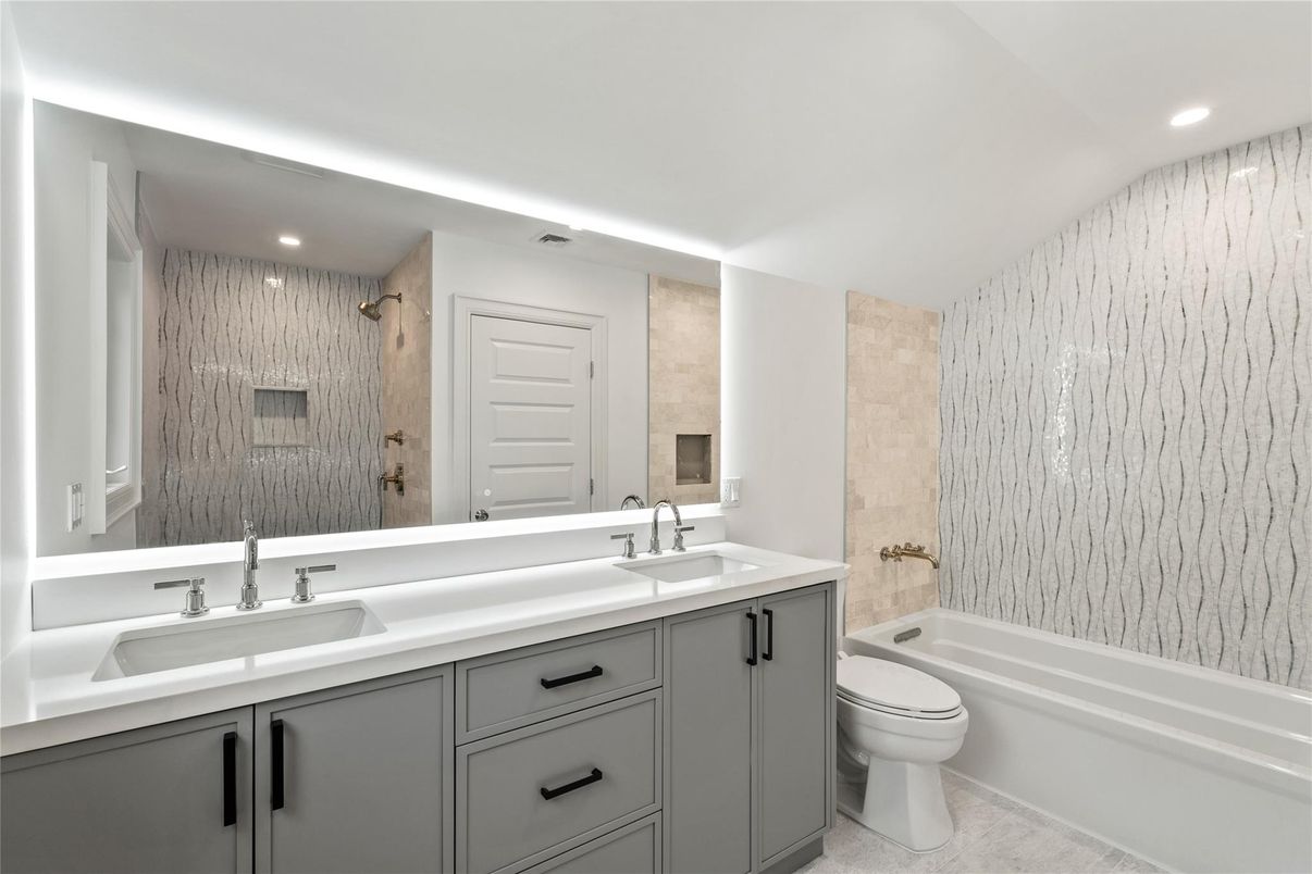 Bathroom, Dual Sink Vanities, Interior, Recessed Lighting