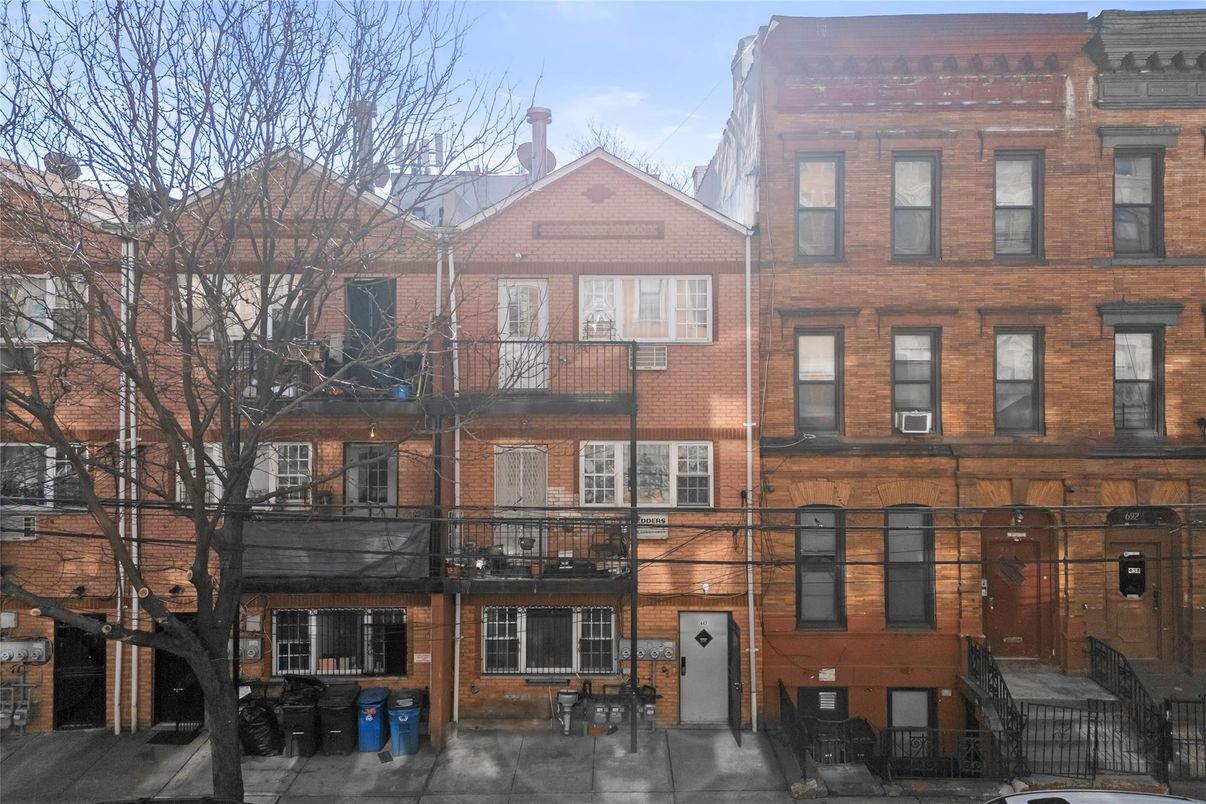 Exterior, Facade, Brick Facade, Rowhouse