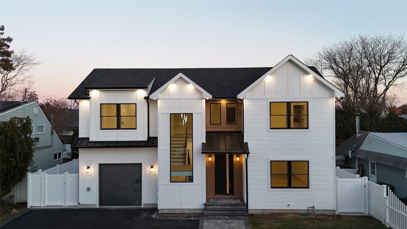 Attached, Exterior, Facade, Farmhouse