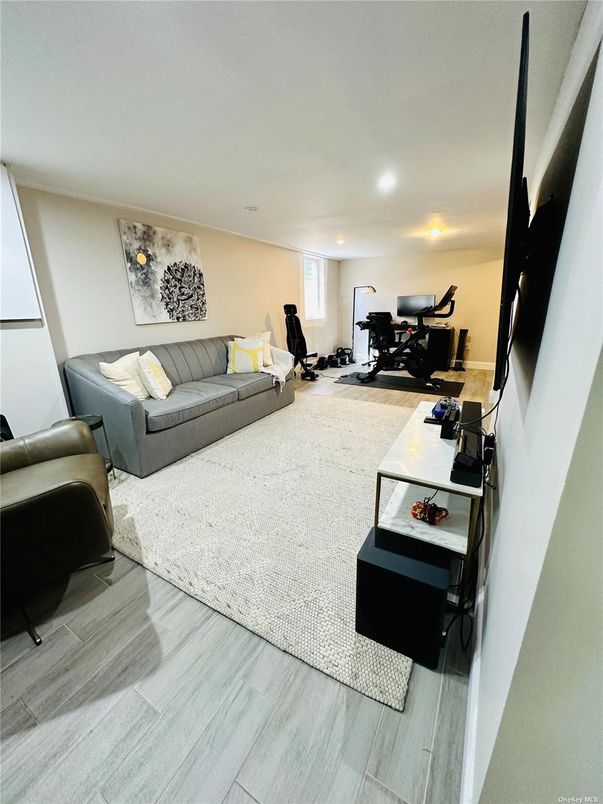Fitness Equipment, Interior, Living room, Recessed Lighting, Wood Texture Flooring