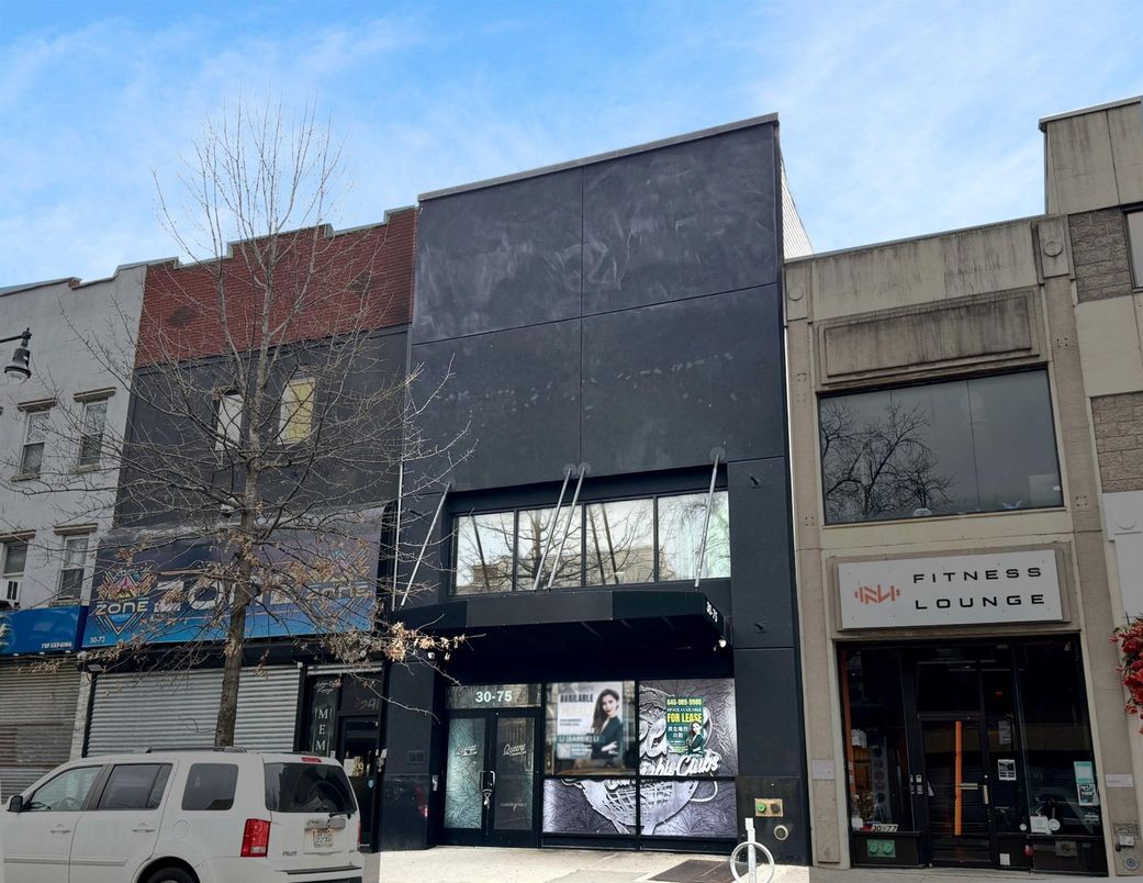 Exterior, Facade, Modern