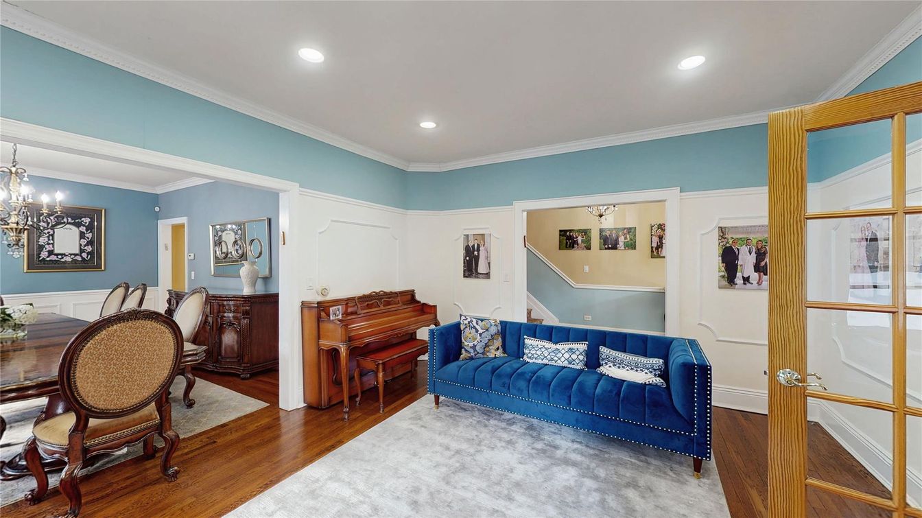 Chandelier, Dining room, Interior, Piano, Recessed Lighting, Wood Texture Flooring