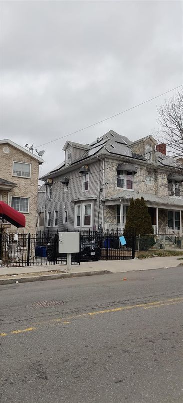 Exterior, Facade, Solar Panels, Rowhouse