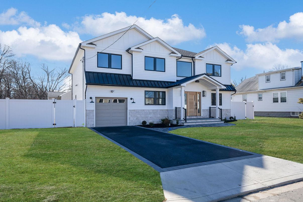 Attached, Exterior, Facade, Farmhouse
