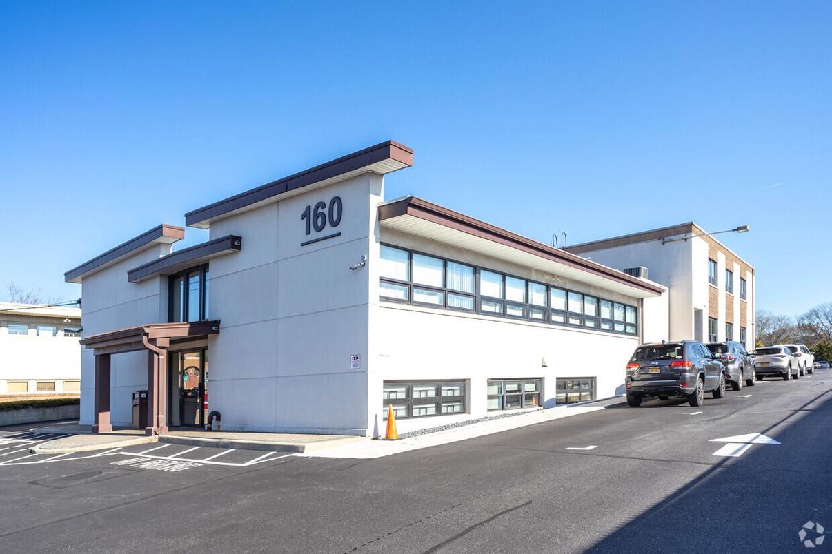 Exterior, Facade, Modern