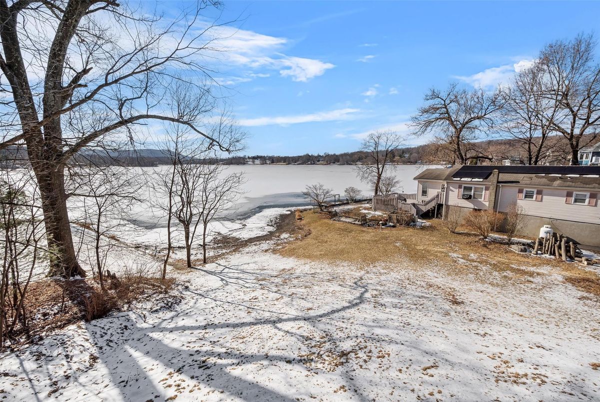 Exterior, Lake