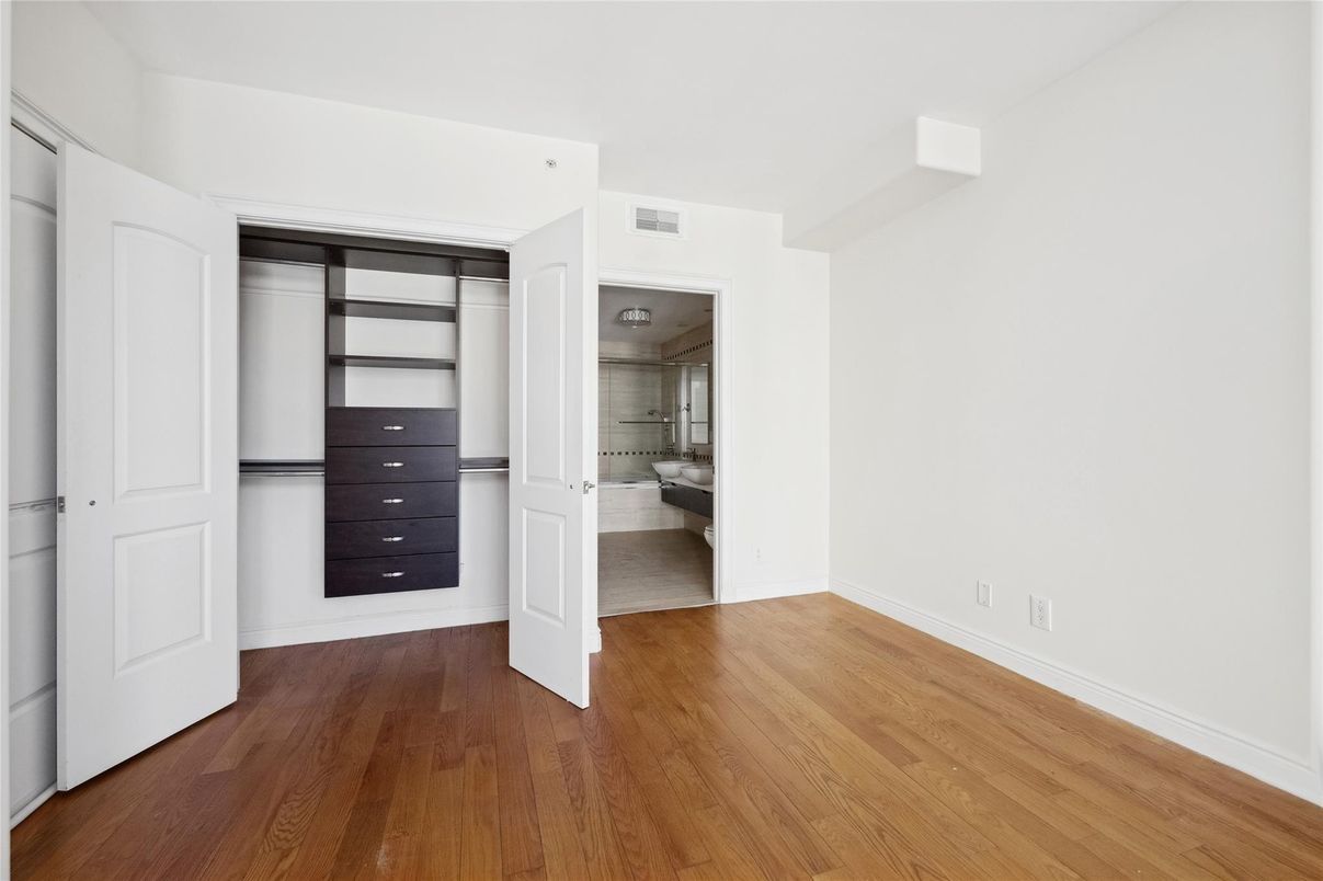 Bathroom, Interior, Walk-in Closets, Wood Texture Flooring