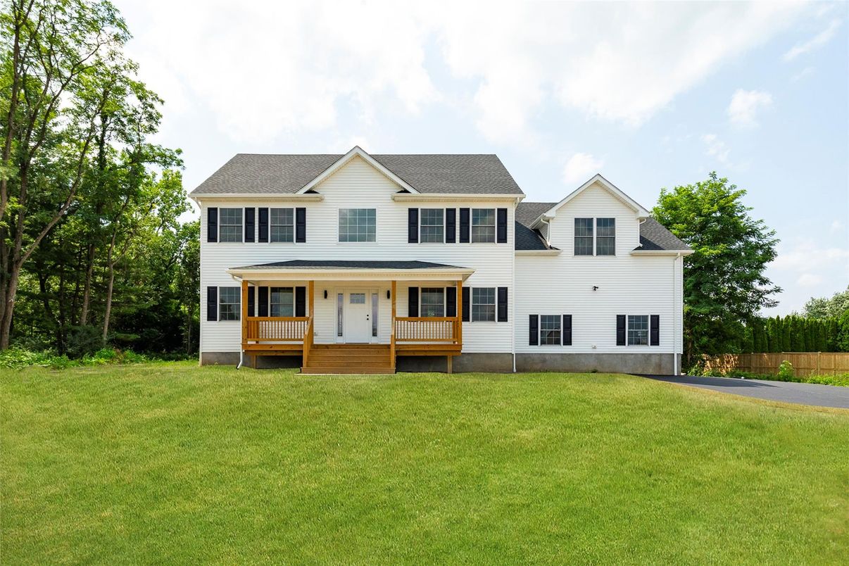 Attached, Exterior, Facade, Farmhouse