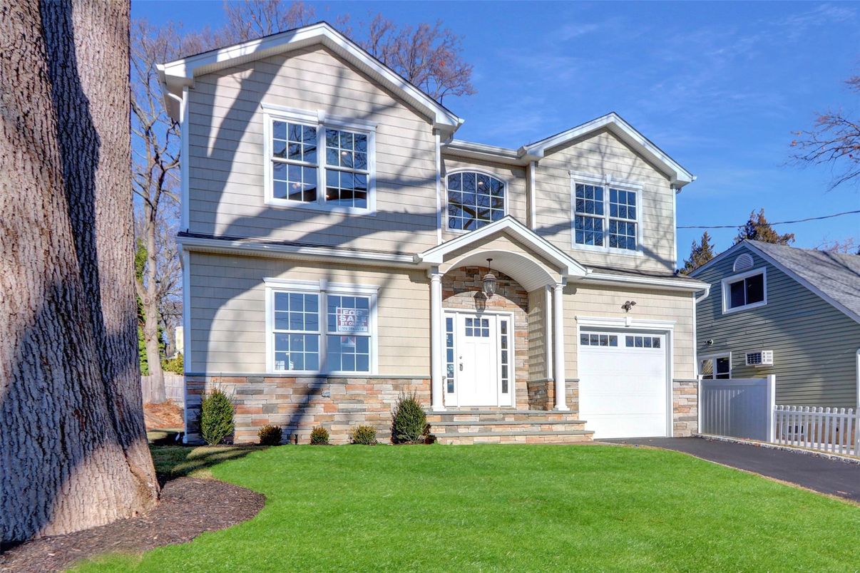 Attached, Exterior, Facade, Farmhouse