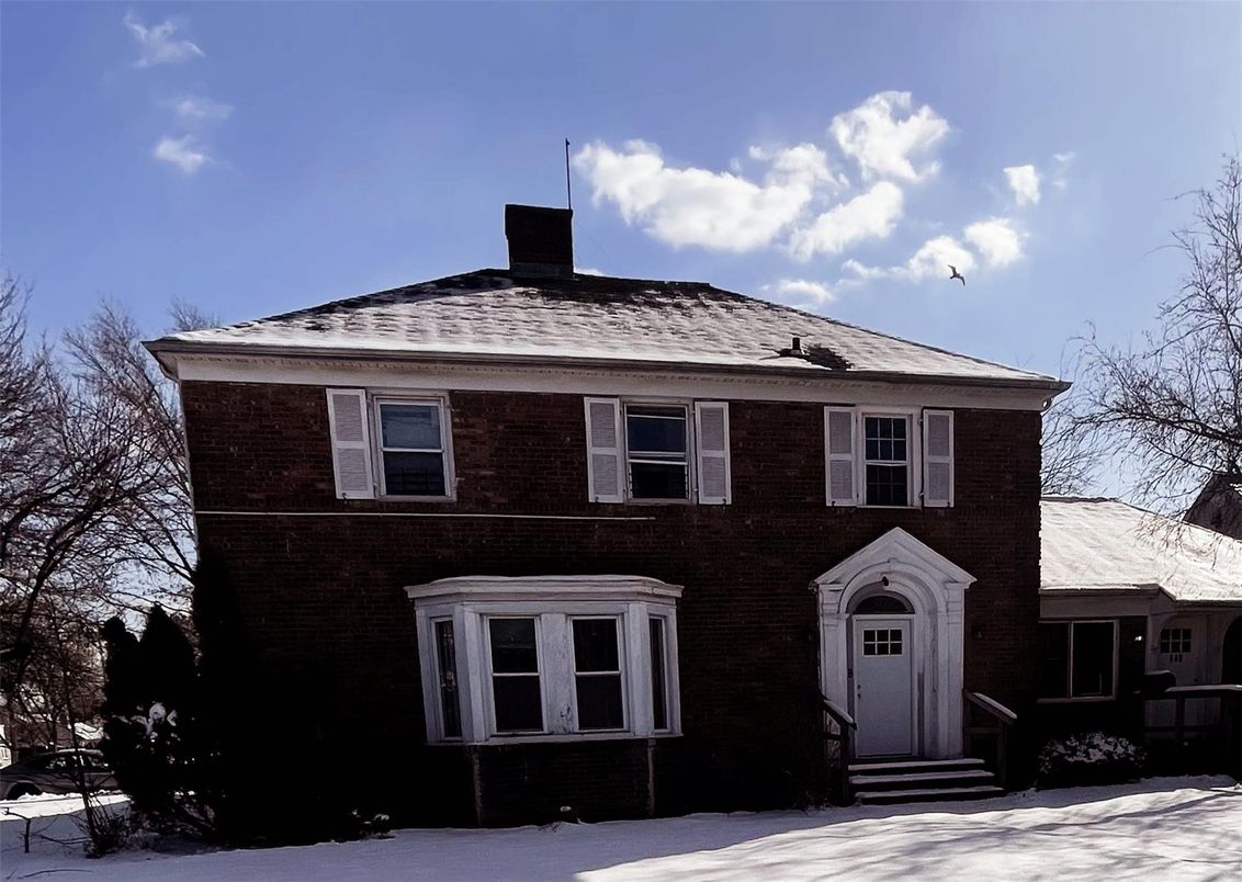 Exterior, Facade, Brick Facade, Georgian