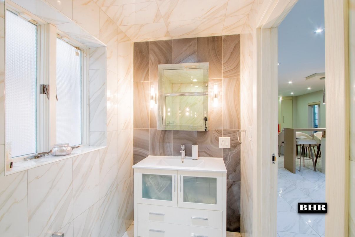 Bathroom, Interior, Marble, Marble Walls, Recessed Lighting