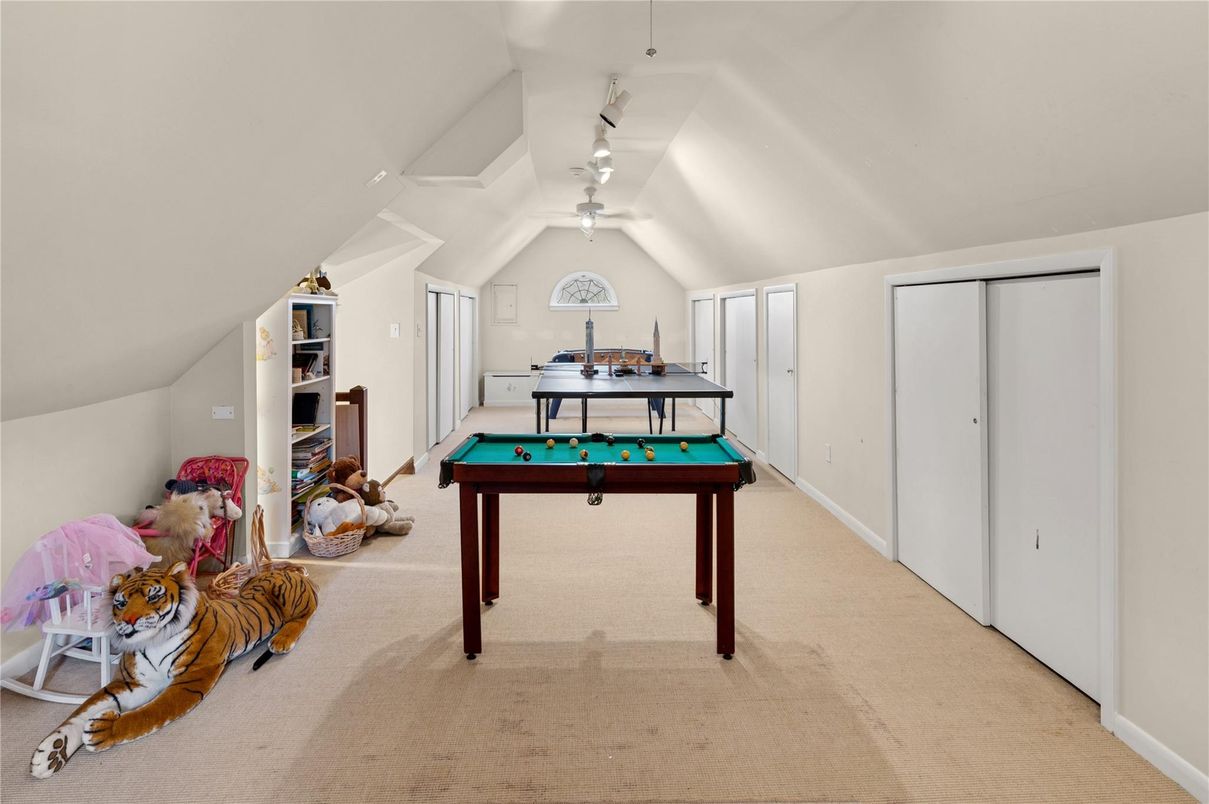 Game Room, Interior