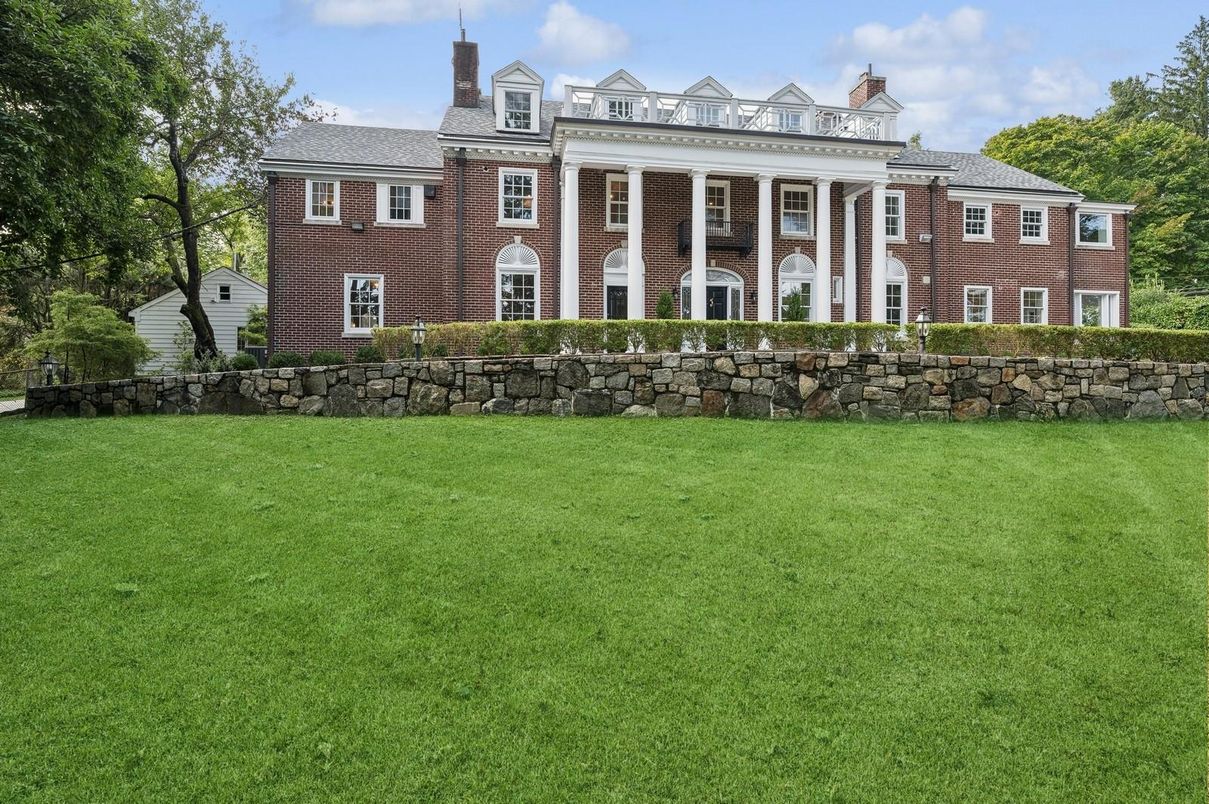 Exterior, Facade, Brick Facade, Georgian