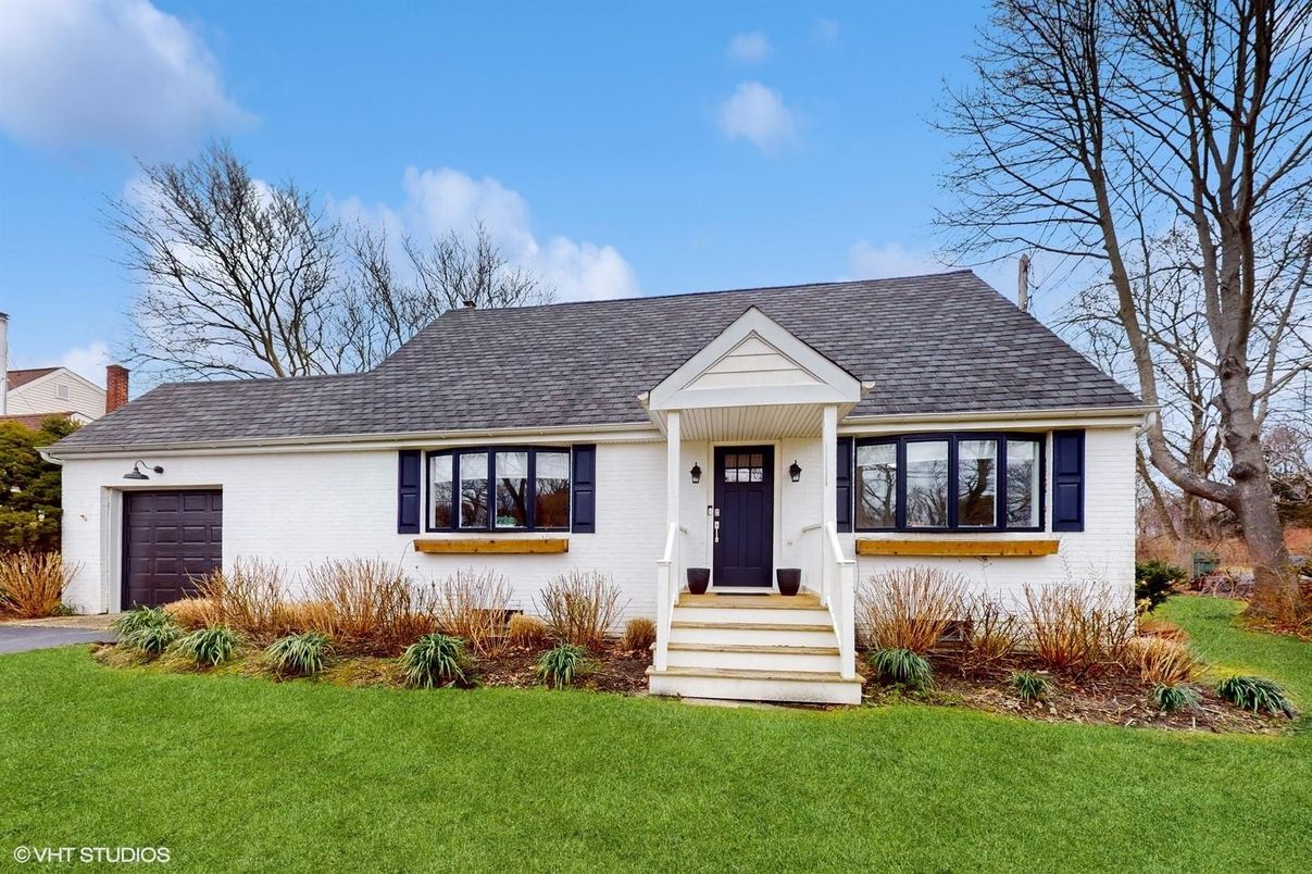 Attached, Exterior, Facade, Cape Cod