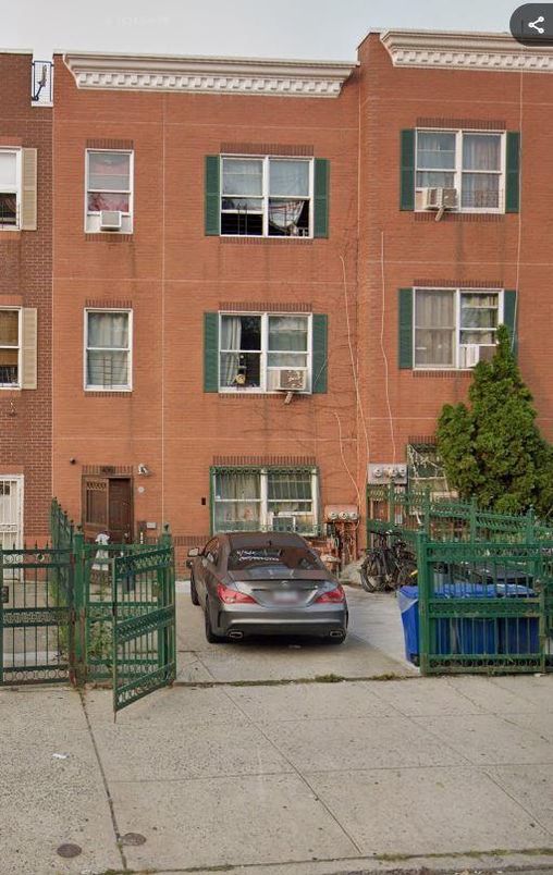 Exterior, Facade, Brick Facade, Rowhouse