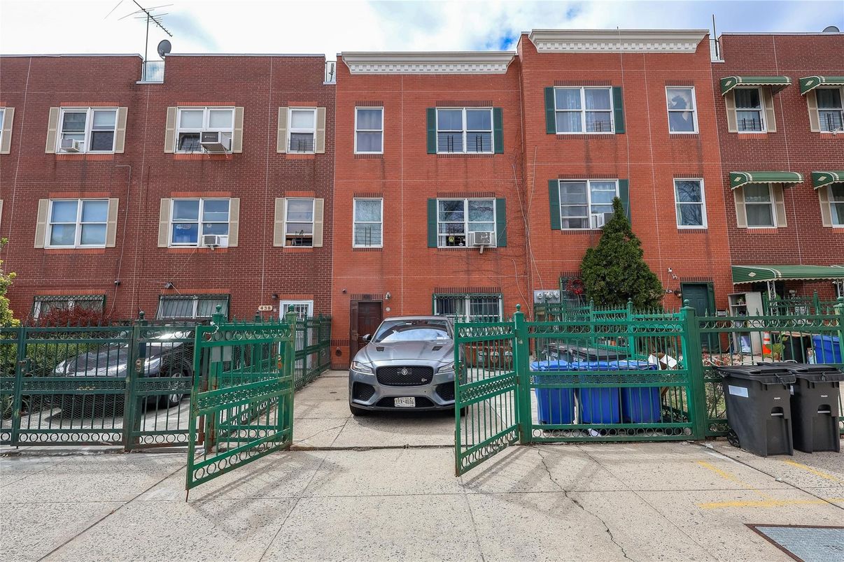 Exterior, Facade, Brick Facade, Rowhouse
