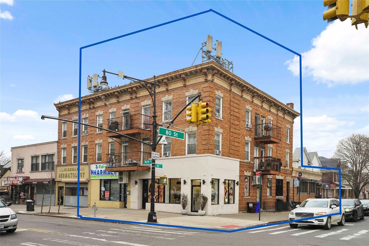 Exterior, Facade, Brick Facade, Chicago School