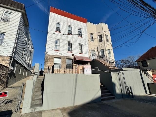 Exterior, Facade, Rowhouse