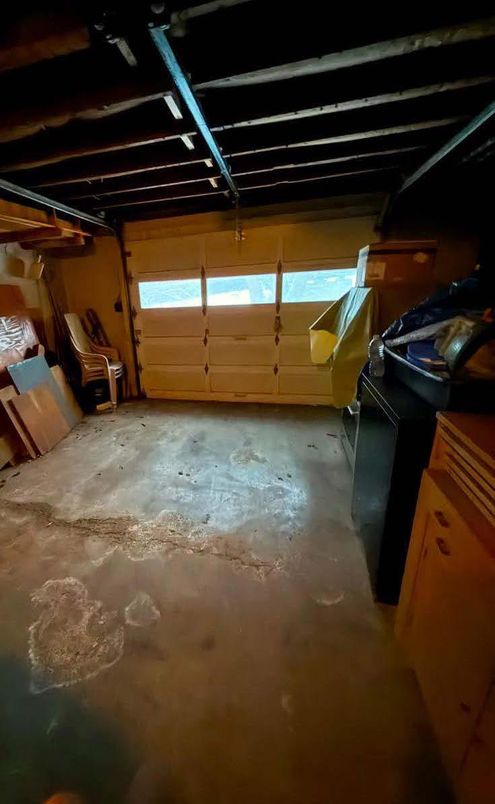 Garage, Interior, Wooden Beams