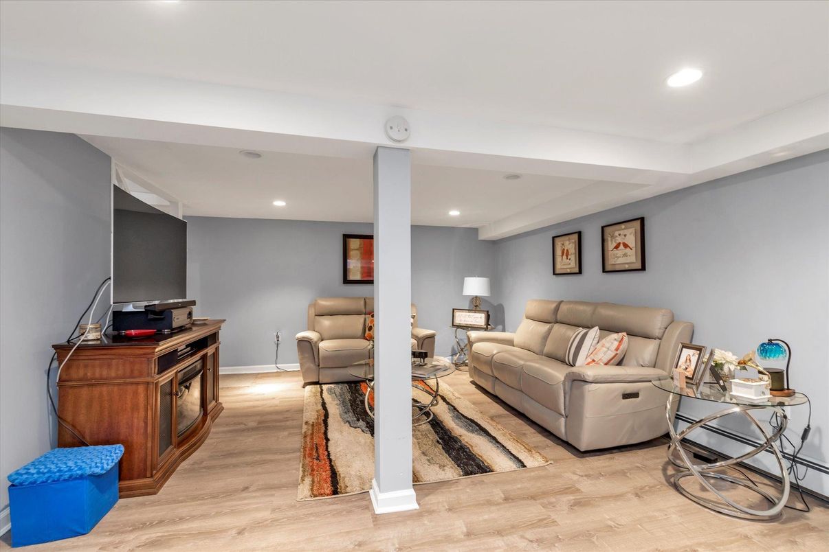 Interior, Living room, Recessed Lighting, Wood Texture Flooring