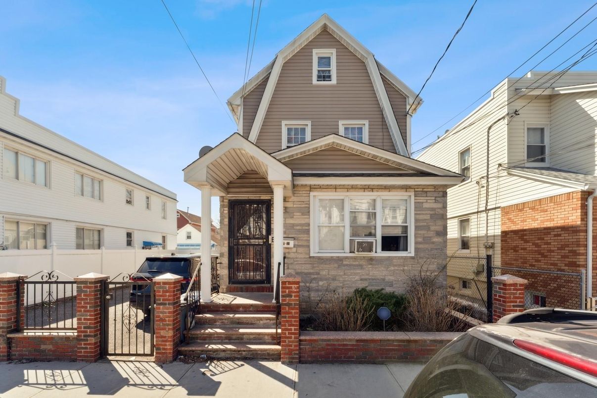 Exterior, Facade, Brick Facade, Queen Anne Victorian