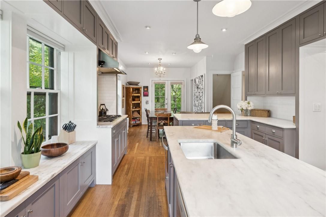 Chandelier, Dining room, Interior, Kitchen, Pendant Lights, Recessed Lighting, Wood Texture Flooring