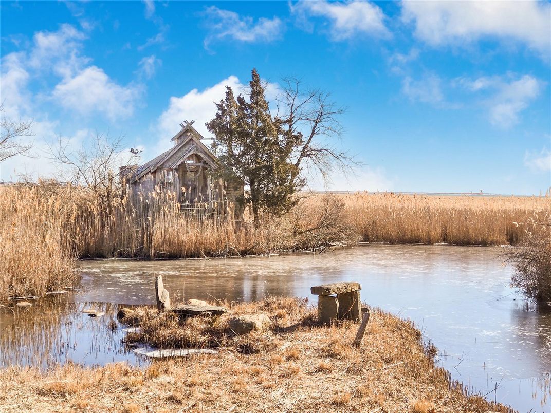 Exterior, Lake