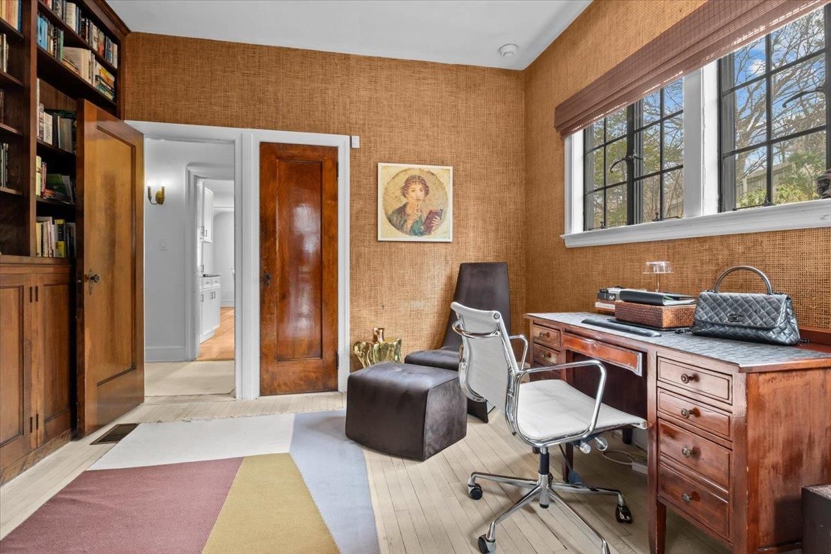Home Office, Interior