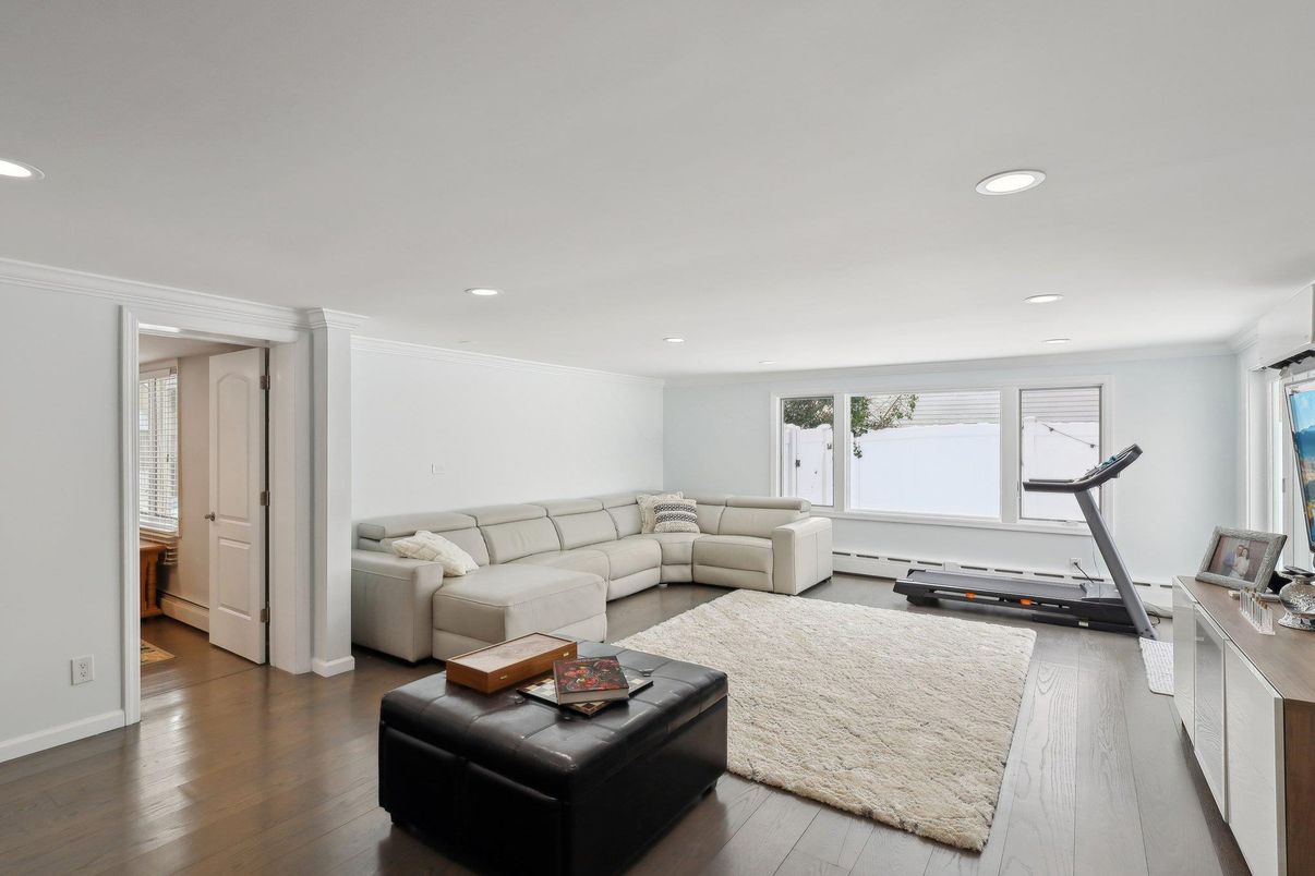 Fitness Equipment, Interior, Living room, Recessed Lighting, Wood Texture Flooring