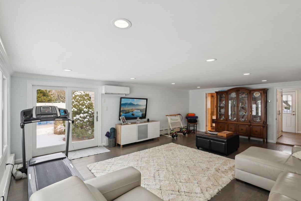 Fitness Equipment, Interior, Living room, Recessed Lighting, Wood Texture Flooring