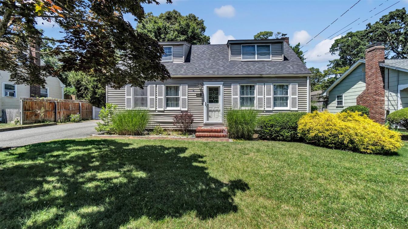 Exterior, Facade, Cape Cod