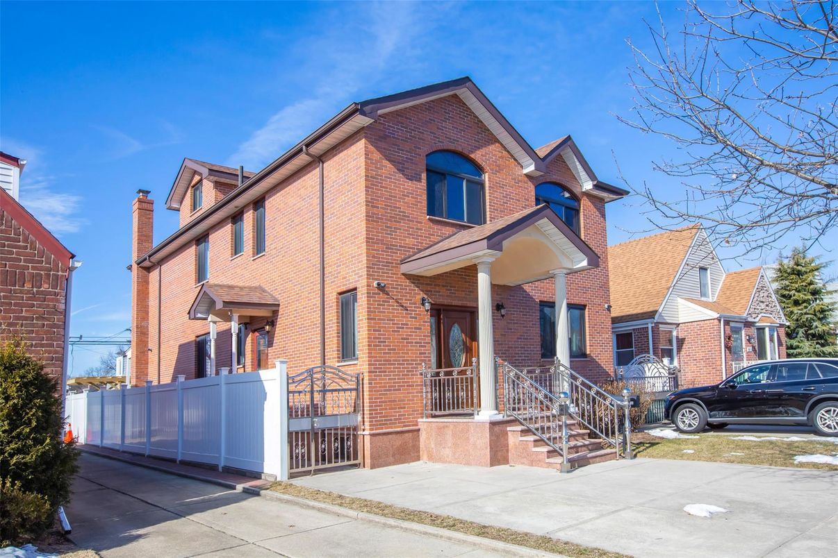 Exterior, Facade, Brick Facade, Rowhouse