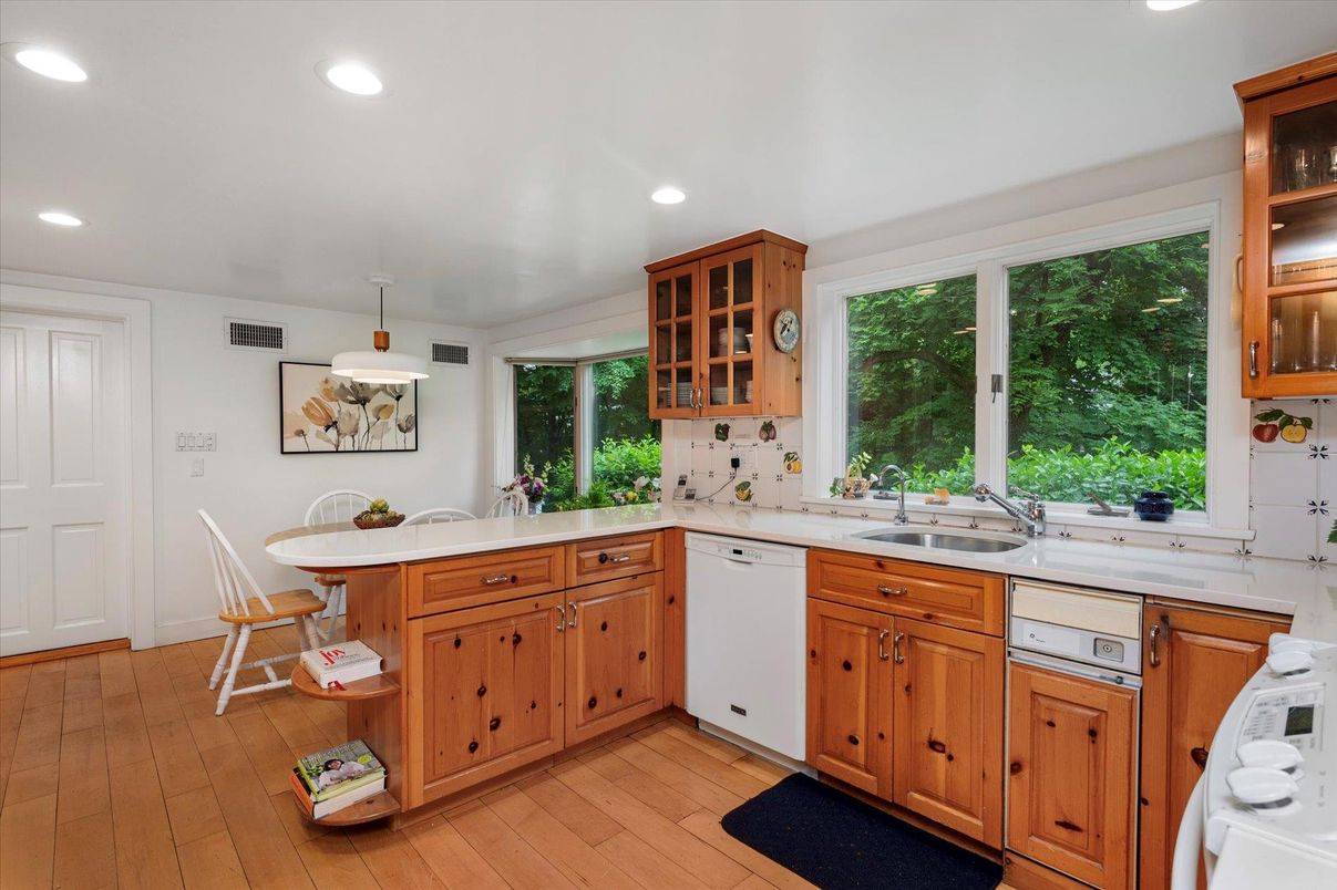 Dining room, Interior, Kitchen, Pendant Lights, Recessed Lighting, Wood Texture Flooring