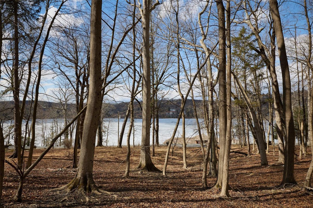 Exterior, Lake