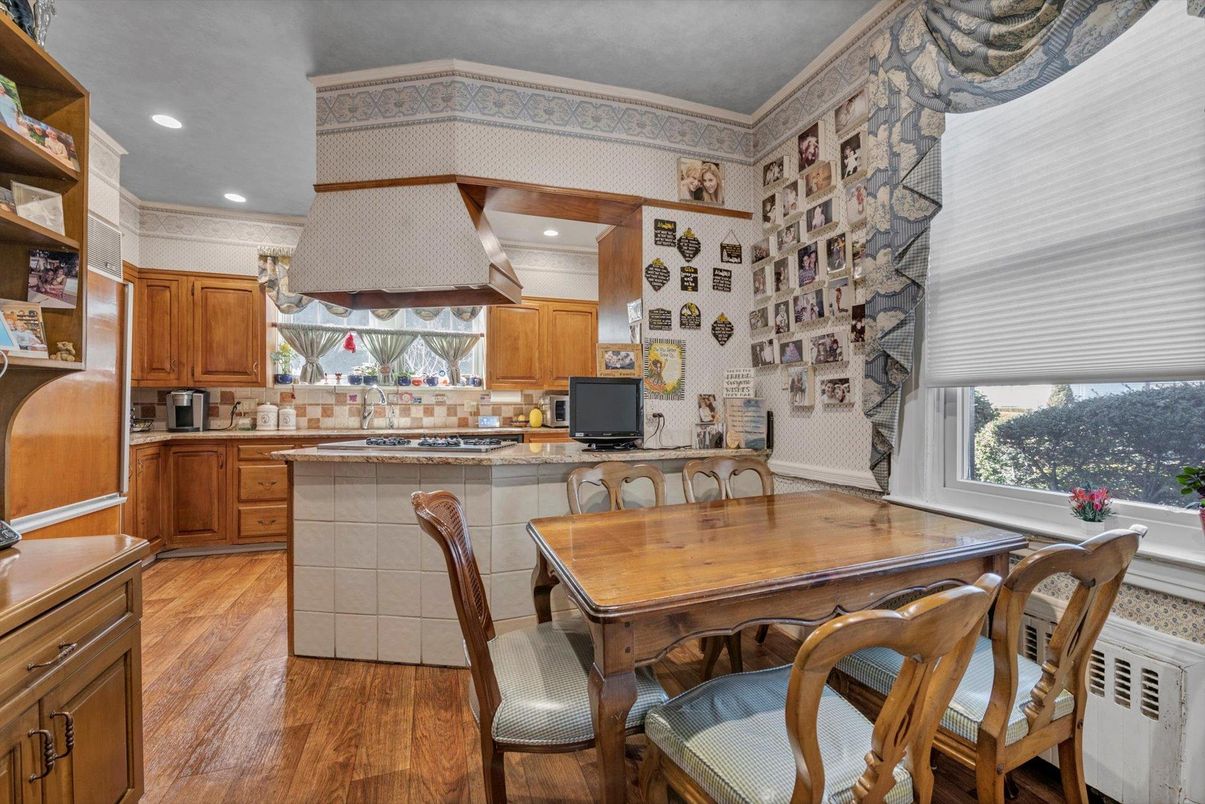 Dining room, Interior, Kitchen, Recessed Lighting, Wood Texture Flooring