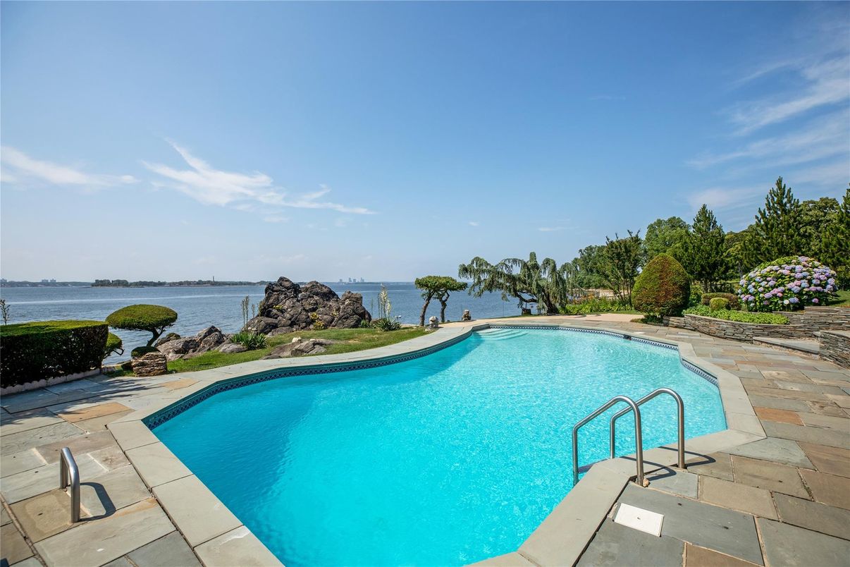Exterior, Pool, Water